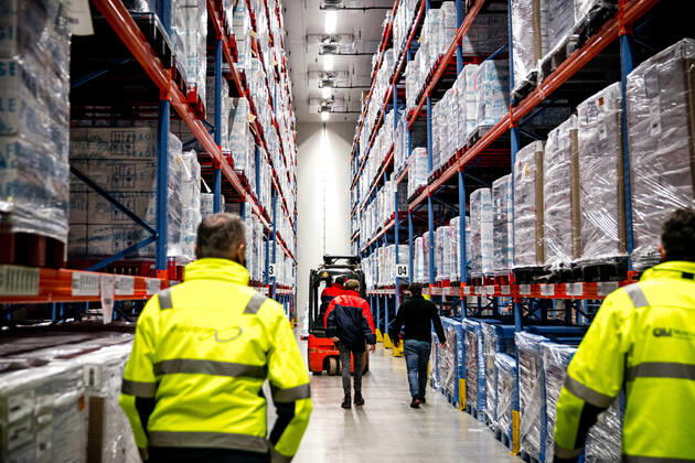 OSS - Het Amerikaanse bedrijf Moderna heeft de eerste partij coronavaccins geleverd aan Nederland. De lading werd met een vrachtwagen bezorgd bij het bedrijf Movianto in Oss. Het is na het vaccin van BioNTech Pfizer het tweede vaccin dat in de EU is goedgekeurd om te worden ingezet tegen het coronavirus. ANP ROB ENGELAAR Copyright: xHollandsexHoogtex xxANPx x427012797x
