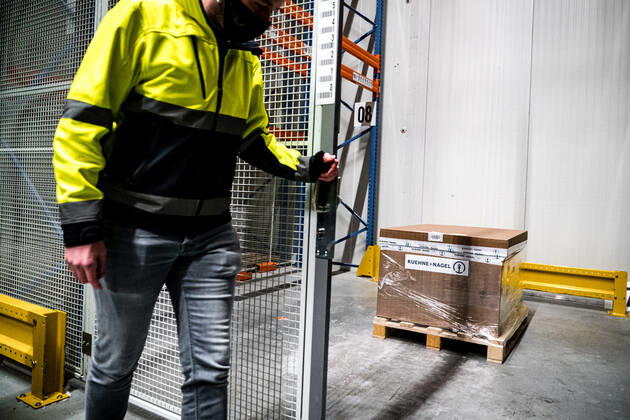 OSS - Het Amerikaanse bedrijf Moderna heeft de eerste partij coronavaccins geleverd aan Nederland. De lading werd met een vrachtwagen bezorgd bij het bedrijf Movianto in Oss. Het is na het vaccin van BioNTech Pfizer het tweede vaccin dat in de EU is goedgekeurd om te worden ingezet tegen het coronavirus. ANP ROB ENGELAAR Copyright: xHollandsexHoogtex xxANPx x427012799x