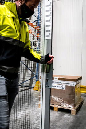 OSS - Het Amerikaanse bedrijf Moderna heeft de eerste partij coronavaccins geleverd aan Nederland. De lading werd met een vrachtwagen bezorgd bij het bedrijf Movianto in Oss. Het is na het vaccin van BioNTech Pfizer het tweede vaccin dat in de EU is goedgekeurd om te worden ingezet tegen het coronavirus. ANP ROB ENGELAAR Copyright: xHollandsexHoogtex xxANPx x427012800x