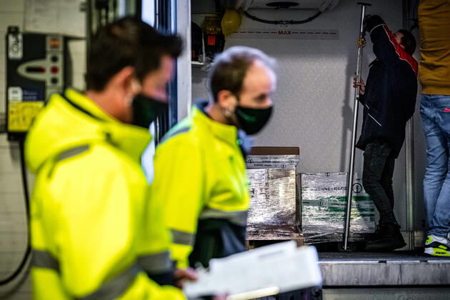 OSS - Het Amerikaanse bedrijf Moderna heeft de eerste partij coronavaccins geleverd aan Nederland. De lading werd met een vrachtwagen bezorgd bij het bedrijf Movianto in Oss. Het is na het vaccin van BioNTech Pfizer het tweede vaccin dat in de EU is goedgekeurd om te worden ingezet tegen het coronavirus. ANP ROB ENGELAAR Copyright: xHollandsexHoogtex xxANPx x427012841x