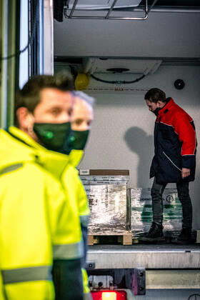 OSS - Het Amerikaanse bedrijf Moderna heeft de eerste partij coronavaccins geleverd aan Nederland. De lading werd met een vrachtwagen bezorgd bij het bedrijf Movianto in Oss. Het is na het vaccin van BioNTech Pfizer het tweede vaccin dat in de EU is goedgekeurd om te worden ingezet tegen het coronavirus. ANP ROB ENGELAAR Copyright: xHollandsexHoogtex xxANPx x427012844x