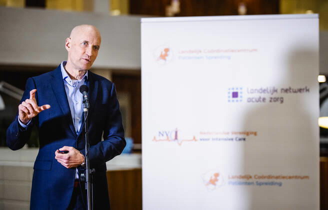 ROTTERDAM - Ernst Kuipers, voorzitter van het Landelijk Netwerk Acute Zorg, staat vanuit het universitair ziekenhuis Erasmus MC de pers te woord over de huidige stand van zaken op de intensive cares en verpleegafdelingen. ANP SEM VAN DER WAL Copyright: xHollandsexHoogtex xxANPx x427010501x