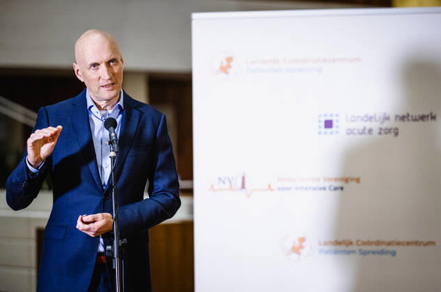 ROTTERDAM - Ernst Kuipers, voorzitter van het Landelijk Netwerk Acute Zorg, staat vanuit het universitair ziekenhuis Erasmus MC de pers te woord over de huidige stand van zaken op de intensive cares en verpleegafdelingen. ANP SEM VAN DER WAL Copyright: xHollandsexHoogtex xxANPx x427010597x