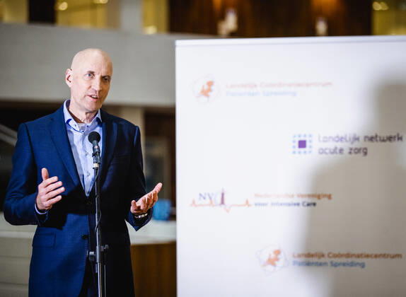 ROTTERDAM - Ernst Kuipers, voorzitter van het Landelijk Netwerk Acute Zorg, staat vanuit het universitair ziekenhuis Erasmus MC de pers te woord over de huidige stand van zaken op de intensive cares en verpleegafdelingen. ANP SEM VAN DER WAL Copyright: xHollandsexHoogtex xxANPx x427010602x