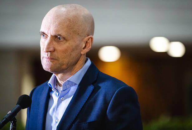 ROTTERDAM - Ernst Kuipers, voorzitter van het Landelijk Netwerk Acute Zorg, staat vanuit het universitair ziekenhuis Erasmus MC de pers te woord over de huidige stand van zaken op de intensive cares en verpleegafdelingen. ANP SEM VAN DER WAL Copyright: xHollandsexHoogtex xxANPx x427010699x