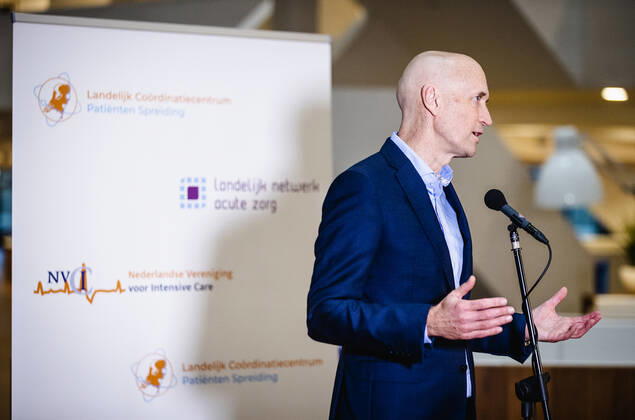 ROTTERDAM - Ernst Kuipers, voorzitter van het Landelijk Netwerk Acute Zorg, staat vanuit het universitair ziekenhuis Erasmus MC de pers te woord over de huidige stand van zaken op de intensive cares en verpleegafdelingen. ANP SEM VAN DER WAL Copyright: xHollandsexHoogtex xxANPx x427010813x