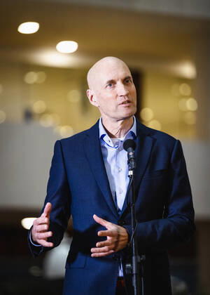 ROTTERDAM - Ernst Kuipers, voorzitter van het Landelijk Netwerk Acute Zorg, staat vanuit het universitair ziekenhuis Erasmus MC de pers te woord over de huidige stand van zaken op de intensive cares en verpleegafdelingen. ANP SEM VAN DER WAL Copyright: xHollandsexHoogtex xxANPx x427010868x