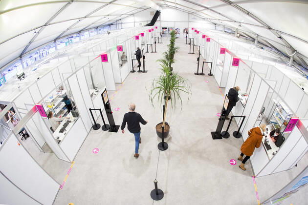 ASSEN - Een zorgmedewerker laat zich testen op en vaccineren tegen het coronavirus in de grote test- en vaccinatielocatie op het TT Circuit. De GGD s (Gemeenschappelijke Gezondheidsdiensten) in Amsterdam, Drenthe en Den Haag zijn met het vaccineren van zorgpersoneel begonnen. ANP VINCENT JANNINK Copyright: xHollandsexHoogtex xxANPx x427009619x