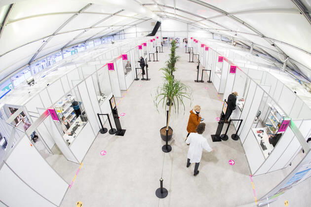 News Bilder des Tages ASSEN - Een zorgmedewerker laat zich testen op en vaccineren tegen het coronavirus in de grote test- en vaccinatielocatie op het TT Circuit. De GGD s (Gemeenschappelijke Gezondheidsdiensten) in Amsterdam, Drenthe en Den Haag zijn met het vaccineren van zorgpersoneel begonnen. ANP VINCENT JANNINK Copyright: xHollandsexHoogtex xxANPx x427009629x