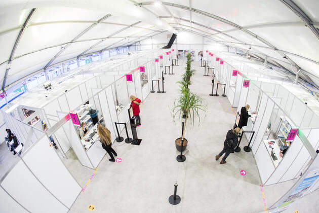ASSEN - Een zorgmedewerker laat zich testen op en vaccineren tegen het coronavirus in de grote test- en vaccinatielocatie op het TT Circuit. De GGD s (Gemeenschappelijke Gezondheidsdiensten) in Amsterdam, Drenthe en Den Haag zijn met het vaccineren van zorgpersoneel begonnen. ANP VINCENT JANNINK Copyright: xHollandsexHoogtex xxANPx x427009634x
