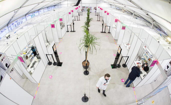 ASSEN - Een zorgmedewerker laat zich testen op en vaccineren tegen het coronavirus in de grote test- en vaccinatielocatie op het TT Circuit. De GGD s (Gemeenschappelijke Gezondheidsdiensten) in Amsterdam, Drenthe en Den Haag zijn met het vaccineren van zorgpersoneel begonnen. ANP VINCENT JANNINK Copyright: xHollandsexHoogtex xxANPx x427009639x