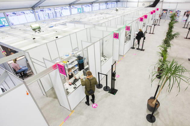 ASSEN - Een zorgmedewerker laat zich testen op en vaccineren tegen het coronavirus in de grote test- en vaccinatielocatie op het TT Circuit. De GGD s (Gemeenschappelijke Gezondheidsdiensten) in Amsterdam, Drenthe en Den Haag zijn met het vaccineren van zorgpersoneel begonnen. ANP VINCENT JANNINK Copyright: xHollandsexHoogtex xxANPx x427009642x