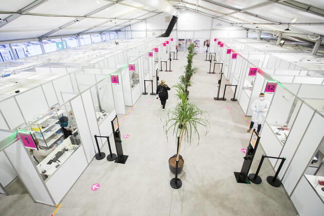 ASSEN - Een zorgmedewerker laat zich testen op en vaccineren tegen het coronavirus in de grote test- en vaccinatielocatie op het TT Circuit. De GGD s (Gemeenschappelijke Gezondheidsdiensten) in Amsterdam, Drenthe en Den Haag zijn met het vaccineren van zorgpersoneel begonnen. ANP VINCENT JANNINK Copyright: xHollandsexHoogtex xxANPx x427009645x