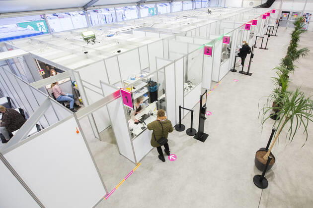 ASSEN - Een zorgmedewerker laat zich testen op en vaccineren tegen het coronavirus in de grote test- en vaccinatielocatie op het TT Circuit. De GGD s (Gemeenschappelijke Gezondheidsdiensten) in Amsterdam, Drenthe en Den Haag zijn met het vaccineren van zorgpersoneel begonnen. ANP VINCENT JANNINK Copyright: xHollandsexHoogtex xxANPx x427009648x