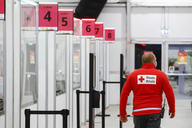 ASSEN - Een medewerker van het Rode Kruis in de grote test- en vaccinatielocatie op het TT Circuit. De GGD s (Gemeenschappelijke Gezondheidsdiensten) in Amsterdam, Drenthe en Den Haag zijn met het vaccineren van zorgpersoneel begonnen. ANP VINCENT JANNINK Copyright: xHollandsexHoogtex xxANPx x427009653x