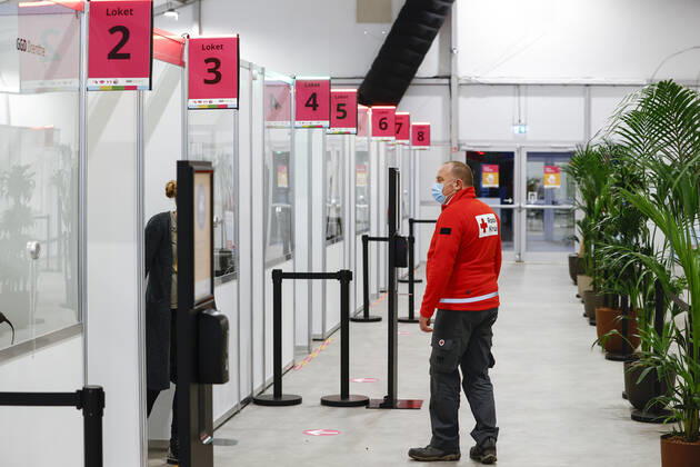 ASSEN - Een medewerker van het Rode Kruis in de grote test- en vaccinatielocatie op het TT Circuit. De GGD s (Gemeenschappelijke Gezondheidsdiensten) in Amsterdam, Drenthe en Den Haag zijn met het vaccineren van zorgpersoneel begonnen. ANP VINCENT JANNINK Copyright: xHollandsexHoogtex xxANPx x427009656x