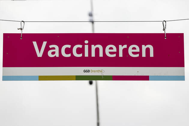 ASSEN - Een bord met vaccineren bij de grote test- en vaccinatielocatie op het TT Circuit waar zorgmedewerkers laten zich testen op en vaccineren tegen het coronavirus. De GGD s (Gemeenschappelijke Gezondheidsdiensten) in Amsterdam, Drenthe en Den Haag zijn met het vaccineren van zorgpersoneel begonnen. ANP VINCENT JANNINK Copyright: xHollandsexHoogtex xxANPx x427009660x