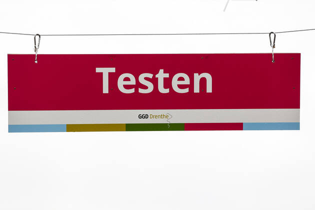 ASSEN - Een bord met testen bij de grote test- en vaccinatielocatie op het TT Circuit waar zorgmedewerkers laten zich testen op en vaccineren tegen het coronavirus. De GGD s (Gemeenschappelijke Gezondheidsdiensten) in Amsterdam, Drenthe en Den Haag zijn met het vaccineren van zorgpersoneel begonnen. ANP VINCENT JANNINK Copyright: xHollandsexHoogtex xxANPx x427009661x