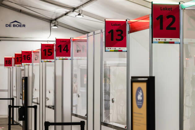 ASSEN - Loketten in de grote test- en vaccinatielocatie op het TT Circuit waar zorgmedewerkers laten zich testen op en vaccineren tegen het coronavirus. De GGD s (Gemeenschappelijke Gezondheidsdiensten) in Amsterdam, Drenthe en Den Haag zijn met het vaccineren van zorgpersoneel begonnen. ANP VINCENT JANNINK Copyright: xHollandsexHoogtex xxANPx x427009662x