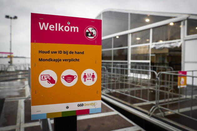 ASSEN - Exterieur van de grote test- en vaccinatielocatie op het TT Circuit waar zorgmedewerkers zich laten testen en vaccineren tegen het coronavirus. De GGD s (Gemeenschappelijke Gezondheidsdiensten) in Amsterdam, Drenthe en Den Haag zijn met het vaccineren van zorgpersoneel begonnen. ANP VINCENT JANNINK Copyright: xHollandsexHoogtex xxANPx x427009678x