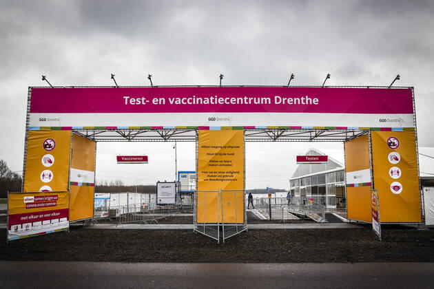 ASSEN - Exterieur van de grote test- en vaccinatielocatie op het TT Circuit waar zorgmedewerkers zich laten testen en vaccineren tegen het coronavirus. De GGD s (Gemeenschappelijke Gezondheidsdiensten) in Amsterdam, Drenthe en Den Haag zijn met het vaccineren van zorgpersoneel begonnen. ANP VINCENT JANNINK Copyright: xHollandsexHoogtex xxANPx x427009682x