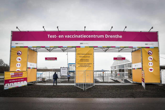ASSEN - Exterieur van de grote test- en vaccinatielocatie op het TT Circuit waar zorgmedewerkers zich laten testen en vaccineren tegen het coronavirus. De GGD s (Gemeenschappelijke Gezondheidsdiensten) in Amsterdam, Drenthe en Den Haag zijn met het vaccineren van zorgpersoneel begonnen. ANP VINCENT JANNINK Copyright: xHollandsexHoogtex xxANPx x427009683x