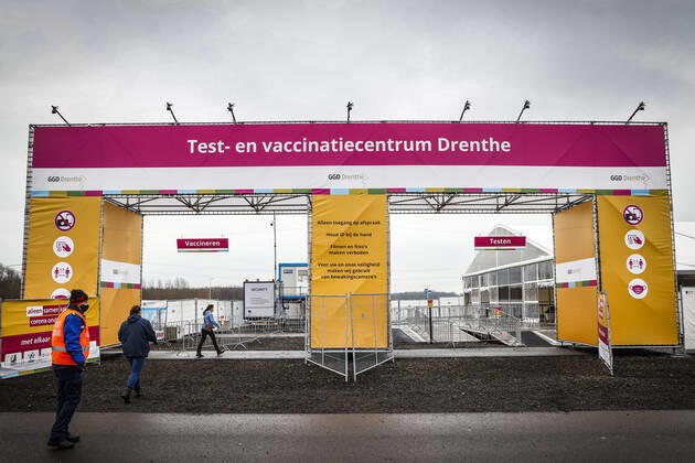 ASSEN - Exterieur van de grote test- en vaccinatielocatie op het TT Circuit waar zorgmedewerkers zich laten testen en vaccineren tegen het coronavirus. De GGD s (Gemeenschappelijke Gezondheidsdiensten) in Amsterdam, Drenthe en Den Haag zijn met het vaccineren van zorgpersoneel begonnen. ANP VINCENT JANNINK Copyright: xHollandsexHoogtex xxANPx x427009684x