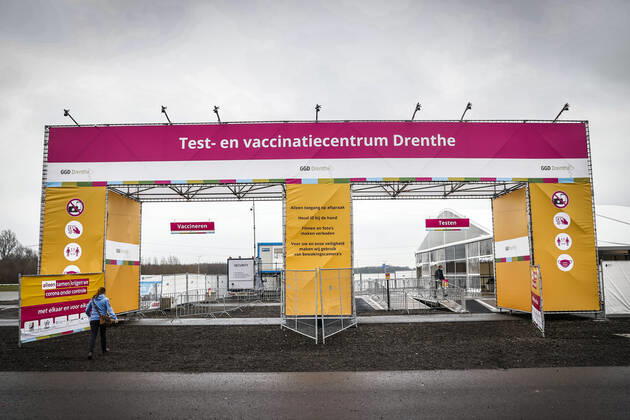 ASSEN - Exterieur van de grote test- en vaccinatielocatie op het TT Circuit waar zorgmedewerkers zich laten testen en vaccineren tegen het coronavirus. De GGD s (Gemeenschappelijke Gezondheidsdiensten) in Amsterdam, Drenthe en Den Haag zijn met het vaccineren van zorgpersoneel begonnen. ANP VINCENT JANNINK Copyright: xHollandsexHoogtex xxANPx x427009686x