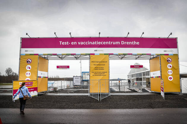 ASSEN - Exterieur van de grote test- en vaccinatielocatie op het TT Circuit waar zorgmedewerkers zich laten testen en vaccineren tegen het coronavirus. De GGD s (Gemeenschappelijke Gezondheidsdiensten) in Amsterdam, Drenthe en Den Haag zijn met het vaccineren van zorgpersoneel begonnen. ANP VINCENT JANNINK Copyright: xHollandsexHoogtex xxANPx x427009690x
