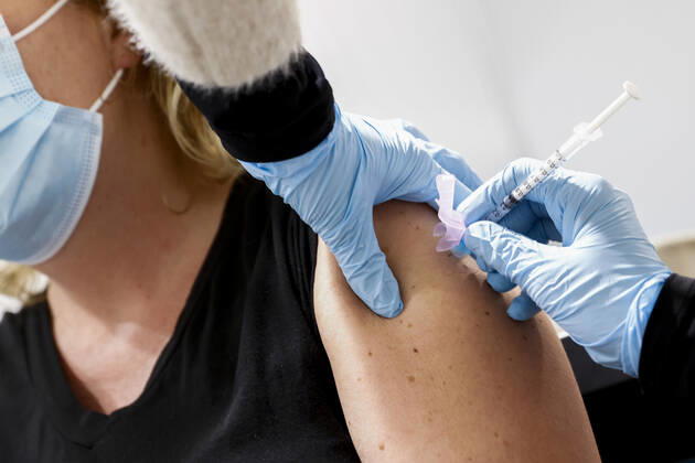 ASSEN - Een zorgmedewerker laat zich vaccineren tegen het coronavirus in de grote test- en vaccinatielocatie op het TT Circuit. De GGD s (Gemeenschappelijke Gezondheidsdiensten) in Amsterdam, Drenthe en Den Haag zijn met het vaccineren van zorgpersoneel begonnen. ANP VINCENT JANNINK Copyright: xHollandsexHoogtex xxANPx x427009692x