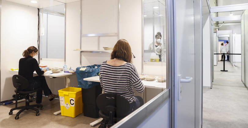 ASSEN - Een zorgmedewerker laat zich testen op en vaccineren tegen het coronavirus in de grote test- en vaccinatielocatie op het TT Circuit. De GGD s (Gemeenschappelijke Gezondheidsdiensten) in Amsterdam, Drenthe en Den Haag zijn met het vaccineren van zorgpersoneel begonnen. ANP VINCENT JANNINK Copyright: xHollandsexHoogtex xxANPx x427009694x