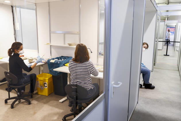 ASSEN - Een zorgmedewerker laat zich testen op en vaccineren tegen het coronavirus in de grote test- en vaccinatielocatie op het TT Circuit. De GGD s (Gemeenschappelijke Gezondheidsdiensten) in Amsterdam, Drenthe en Den Haag zijn met het vaccineren van zorgpersoneel begonnen. ANP VINCENT JANNINK Copyright: xHollandsexHoogtex xxANPx x427009695x