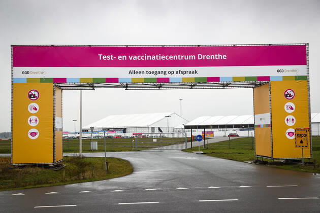 ASSEN - Exterieur van de grote test- en vaccinatielocatie op het TT Circuit waar zorgmedewerkers zich laten testen en vaccineren tegen het coronavirus. De GGD s (Gemeenschappelijke Gezondheidsdiensten) in Amsterdam, Drenthe en Den Haag zijn met het vaccineren van zorgpersoneel begonnen. ANP VINCENT JANNINK Copyright: xHollandsexHoogtex xxANPx x427009697x