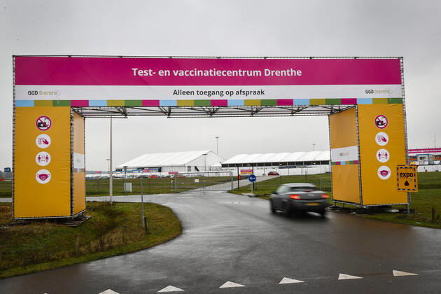 ASSEN - Exterieur van de grote test- en vaccinatielocatie op het TT Circuit waar zorgmedewerkers zich laten testen en vaccineren tegen het coronavirus. De GGD s (Gemeenschappelijke Gezondheidsdiensten) in Amsterdam, Drenthe en Den Haag zijn met het vaccineren van zorgpersoneel begonnen. ANP VINCENT JANNINK Copyright: xHollandsexHoogtex xxANPx x427009698x