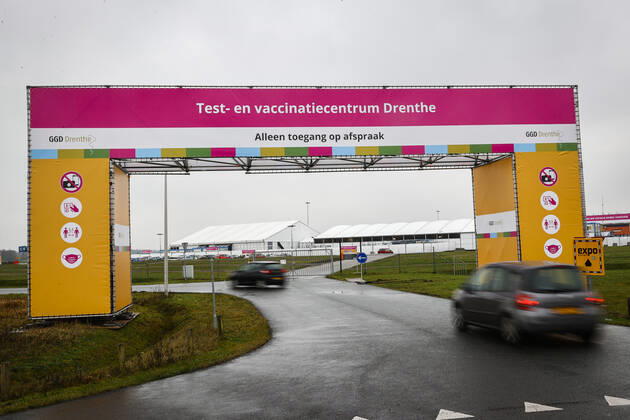ASSEN - Exterieur van de grote test- en vaccinatielocatie op het TT Circuit waar zorgmedewerkers zich laten testen en vaccineren tegen het coronavirus. De GGD s (Gemeenschappelijke Gezondheidsdiensten) in Amsterdam, Drenthe en Den Haag zijn met het vaccineren van zorgpersoneel begonnen. ANP VINCENT JANNINK Copyright: xHollandsexHoogtex xxANPx x427009701x