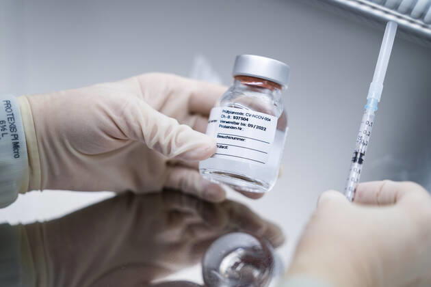 News Bilder des Tages The corona vaccine from the German company CureVac is investigated in the Amsterdam UMC hospital in Amsterdam, The Netherlands, January 11, 2020. The hospital is looking for two thousand volunteers for research into this vaccine, in which the vaccine or a placebo is administered. ANP JEROEN JUMELET Copyright: xHollandsexHoogtex xxANPx x427005579x