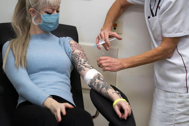 AMSTERDAM - Een vrijwilliger wordt geinjecteerd in Amsterdam UMC als onderdeel van een studie naar een nieuw coronavaccin van het Duitse bedrijf CureVac. Voor het onderzoek, waarbij het vaccin of een placebo wordt toegediend, zoekt het ziekenhuis 2000 vrijwilligers. ANP JEROEN JUMELET Copyright: xHollandsexHoogtex xxANPx x427008537x
