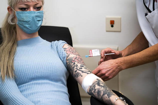 AMSTERDAM - Een vrijwilliger wordt geinjecteerd in Amsterdam UMC als onderdeel van een studie naar een nieuw coronavaccin van het Duitse bedrijf CureVac. Voor het onderzoek, waarbij het vaccin of een placebo wordt toegediend, zoekt het ziekenhuis 2000 vrijwilligers. ANP JEROEN JUMELET Copyright: xHollandsexHoogtex xxANPx x427008546x