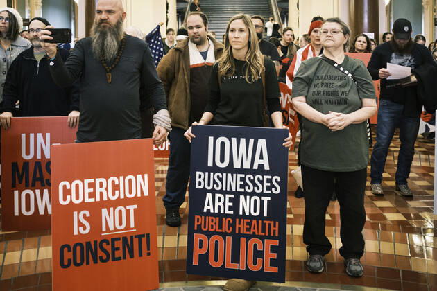 January 11, 2021, Des Moines, Iowa, U.S: People listen to speakers talk about personal freedoms and masks in the Rotunda of the Iowa State Capitol in Des Moines. Hundreds of Iowans from across the state came to the State Capitol to protest the Governor s COVID-19 mitigation efforts. The Coronavirus (SARS-CoV-2) mitigation guidelines include a mask mandate indoors when it isn t possible to social distance. But the Governor specifically exempted the State Capitol. No one in the crowd wore a mask and there was no effort to follow social distancing guidelines. There were also anti-Vaxxers in the crowd who protested the vaccine efforts and said vaccines were unsafe. Des Moines U.S. - ZUMAk94_ 20210111_zaf_k94_005 Copyright: xJackxKurtzx