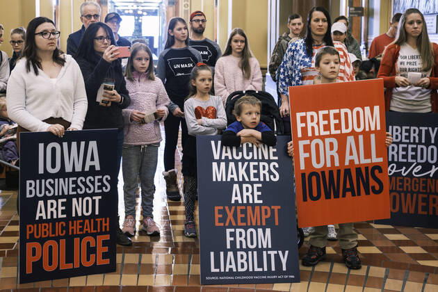 January 11, 2021, Des Moines, Iowa, U.S: People listen to speakers talk about personal freedoms and masks in the Rotunda of the Iowa State Capitol in Des Moines. Hundreds of Iowans from across the state came to the State Capitol to protest the Governor s COVID-19 mitigation efforts. The Coronavirus (SARS-CoV-2) mitigation guidelines include a mask mandate indoors when it isn t possible to social distance. But the Governor specifically exempted the State Capitol. No one in the crowd wore a mask and there was no effort to follow social distancing guidelines. There were also anti-Vaxxers in the crowd who protested the vaccine efforts and said vaccines were unsafe. Des Moines U.S. - ZUMAk94_ 20210111_zaf_k94_011 Copyright: xJackxKurtzx