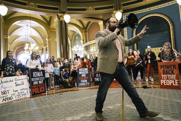 January 11, 2021, Des Moines, Iowa, U.S: A man recites a prayer in the Rotunda of the Iowa State Capitol in Des Moines. Hundreds of Iowans from across the state came to the State Capitol to protest the Governor s COVID-19 mitigation efforts. The Coronavirus (SARS-CoV-2) mitigation guidelines include a mask mandate indoors when it isn t possible to social distance. But the Governor specifically exempted the State Capitol. No one in the crowd wore a mask and there was no effort to follow social distancing guidelines. There were also anti-Vaxxers in the crowd who protested the vaccine efforts and said vaccines were unsafe. Des Moines U.S. - ZUMAk94_ 20210111_zaf_k94_013 Copyright: xJackxKurtzx
