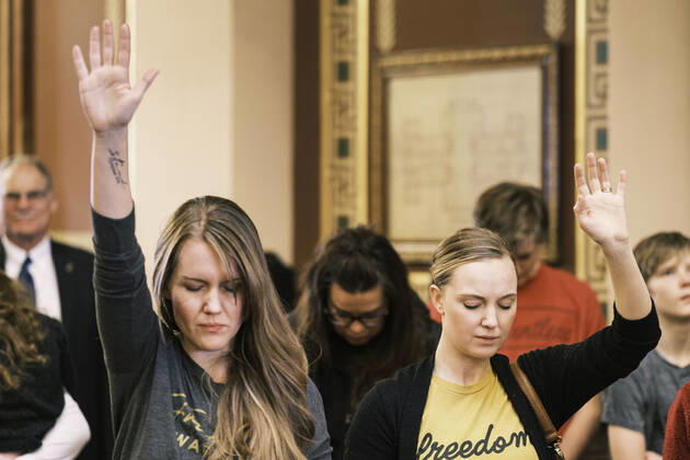 January 11, 2021, Des Moines, Iowa, U.S: People pray in the Rotunda of the Iowa State Capitol in Des Moines. Hundreds of Iowans from across the state came to the State Capitol to protest the Governor s COVID-19 mitigation efforts. The Coronavirus (SARS-CoV-2) mitigation guidelines include a mask mandate indoors when it isn t possible to social distance. But the Governor specifically exempted the State Capitol. No one in the crowd wore a mask and there was no effort to follow social distancing guidelines. There were also anti-Vaxxers in the crowd who protested the vaccine efforts and said vaccines were unsafe. Des Moines U.S. - ZUMAk94_ 20210111_zaf_k94_015 Copyright: xJackxKurtzx
