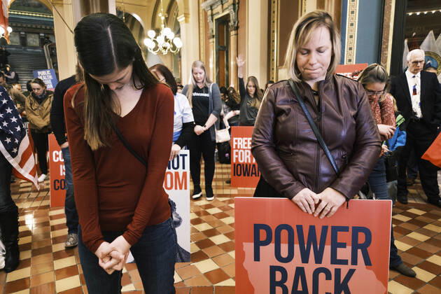 January 11, 2021, Des Moines, Iowa, U.S: People pray in the Rotunda of the Iowa State Capitol in Des Moines. Hundreds of Iowans from across the state came to the State Capitol to protest the Governor s COVID-19 mitigation efforts. The Coronavirus (SARS-CoV-2) mitigation guidelines include a mask mandate indoors when it isn t possible to social distance. But the Governor specifically exempted the State Capitol. No one in the crowd wore a mask and there was no effort to follow social distancing guidelines. There were also anti-Vaxxers in the crowd who protested the vaccine efforts and said vaccines were unsafe. Des Moines U.S. - ZUMAk94_ 20210111_zaf_k94_016 Copyright: xJackxKurtzx