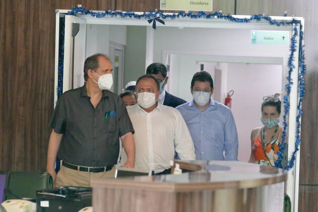 MANAUS, AM - 11.01.2021: MINISTRO PAZUELLO VISITA HUGV EM MANAUS - Eduardo Pazuello, Minister of Health, visiting the Getúlio Vargas University Hospital (HUGV) in Manaus (AM), this Monday afternoon (11). In the photo, Minister Pazuello leaves HUGV. x2016278x  SandroxPereira