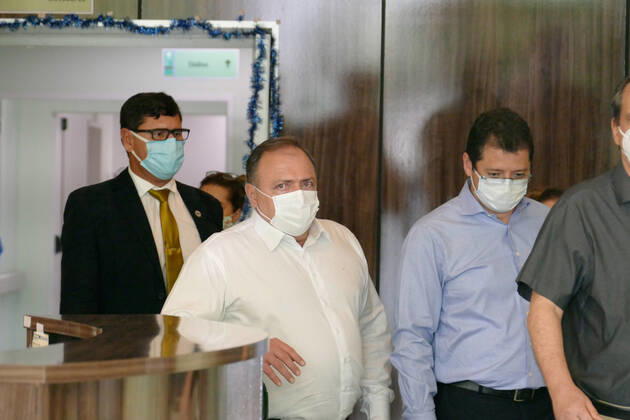 MANAUS, AM - 11.01.2021: MINISTRO PAZUELLO VISITA HUGV EM MANAUS - Eduardo Pazuello, Minister of Health, visiting the Getúlio Vargas University Hospital (HUGV) in Manaus (AM), this Monday afternoon (11). In the photo, Minister Pazuello leaves HUGV. x2016279x SandroxPereira