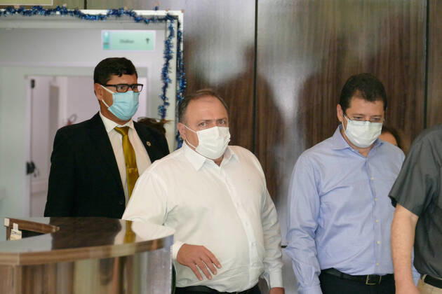 MANAUS, AM - 11.01.2021: MINISTRO PAZUELLO VISITA HUGV EM MANAUS - Eduardo Pazuello, Minister of Health, visiting the Getúlio Vargas University Hospital (HUGV) in Manaus (AM), this Monday afternoon (11). In the photo, Minister Pazuello leaves HUGV. x2016280x SandroxPereira