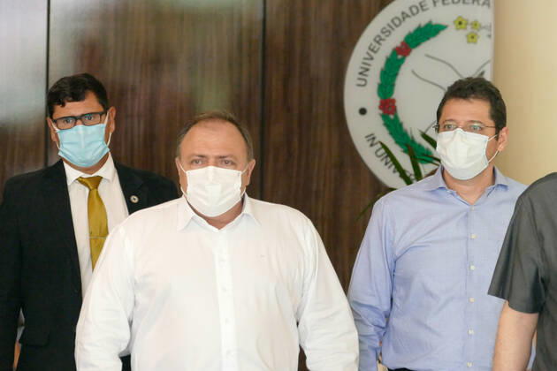 MANAUS, AM - 11.01.2021: MINISTRO PAZUELLO VISITA HUGV EM MANAUS - Eduardo Pazuello, Minister of Health, visiting the Getúlio Vargas University Hospital (HUGV) in Manaus (AM), this Monday afternoon (11). In the photo, Minister Pazuello leaves HUGV. x2016281x  SandroxPereira