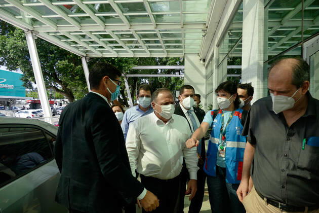 MANAUS, AM - 11.01.2021: MINISTRO PAZUELLO VISITA HUGV EM MANAUS - Eduardo Pazuello, Minister of Health, visiting the Getúlio Vargas University Hospital (HUGV) in Manaus (AM), this Monday afternoon (11). In the photo, Minister Pazuello arrives at HUGV. x2016282x SandroxPereira