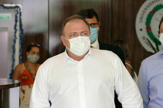 MANAUS, AM - 11.01.2021: MINISTRO PAZUELLO VISITA HUGV EM MANAUS - Eduardo Pazuello, Minister of Health, visiting the Getúlio Vargas University Hospital (HUGV) in Manaus (AM), this Monday afternoon (11). In the photo, Minister Pazuello leaves HUGV. x2016283x SandroxPereira