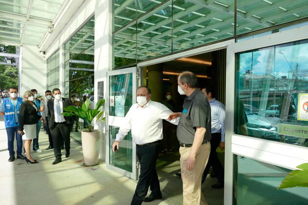 MANAUS, AM - 11.01.2021: MINISTRO PAZUELLO VISITA HUGV EM MANAUS - Eduardo Pazuello, Minister of Health, visiting the Getúlio Vargas University Hospital (HUGV) in Manaus (AM), this Monday afternoon (11). In the photo, Minister Pazuello leaves HUGV. x2016284x SandroxPereira